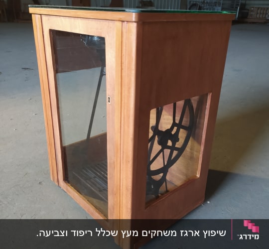 ארונית עץ עתיקה שעברה חידוש ופוליטורה עם לוחות זכוכית